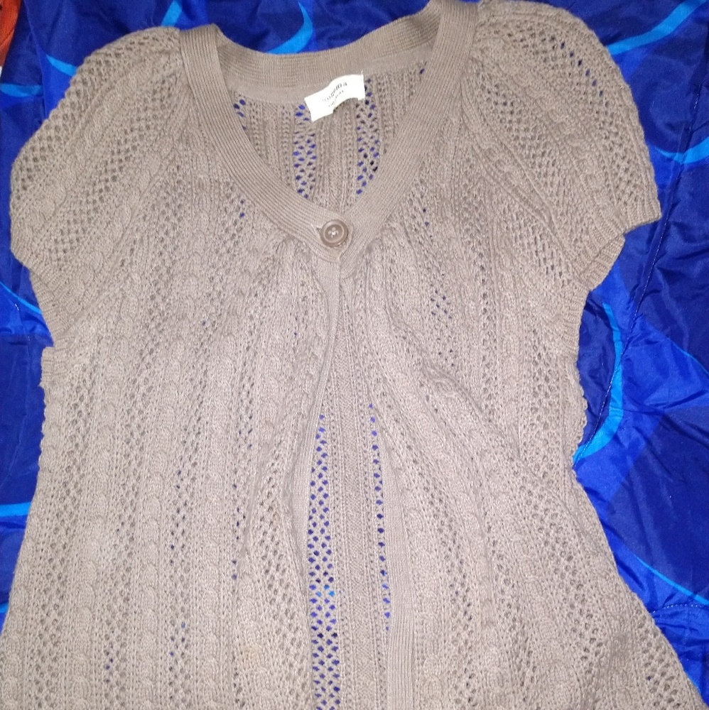 Short sleeve one button sweater